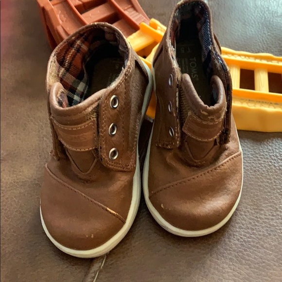 Boys Toms high top shoes size 5 - Picture 1 of 4